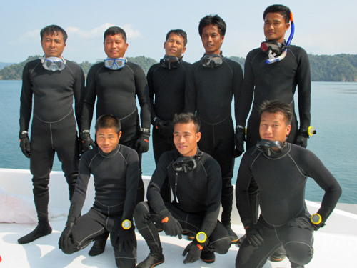 The Burmese dive team. Credit: Sophie Benbow/FFI. 